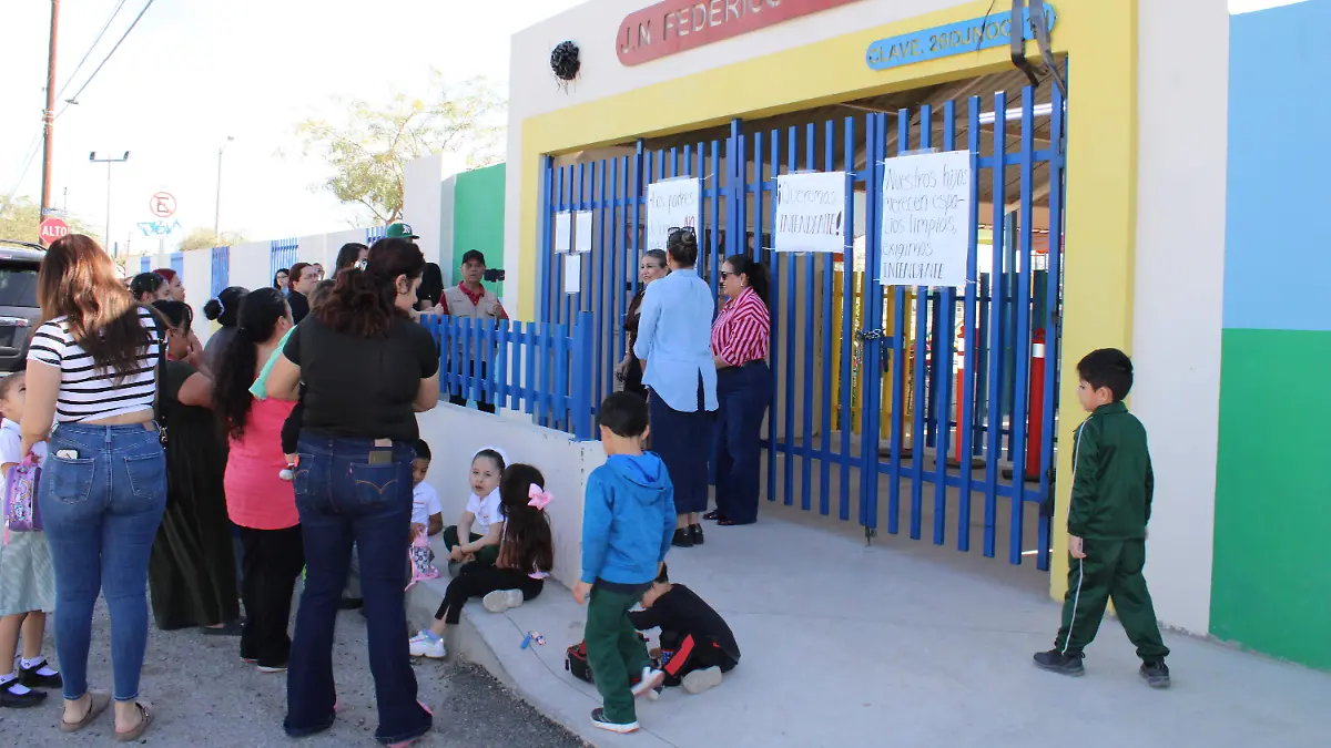Padres de familia “toman” Jardín de Niños (1)