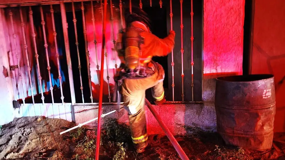 Combaten bomberos invendio en casa abandonada