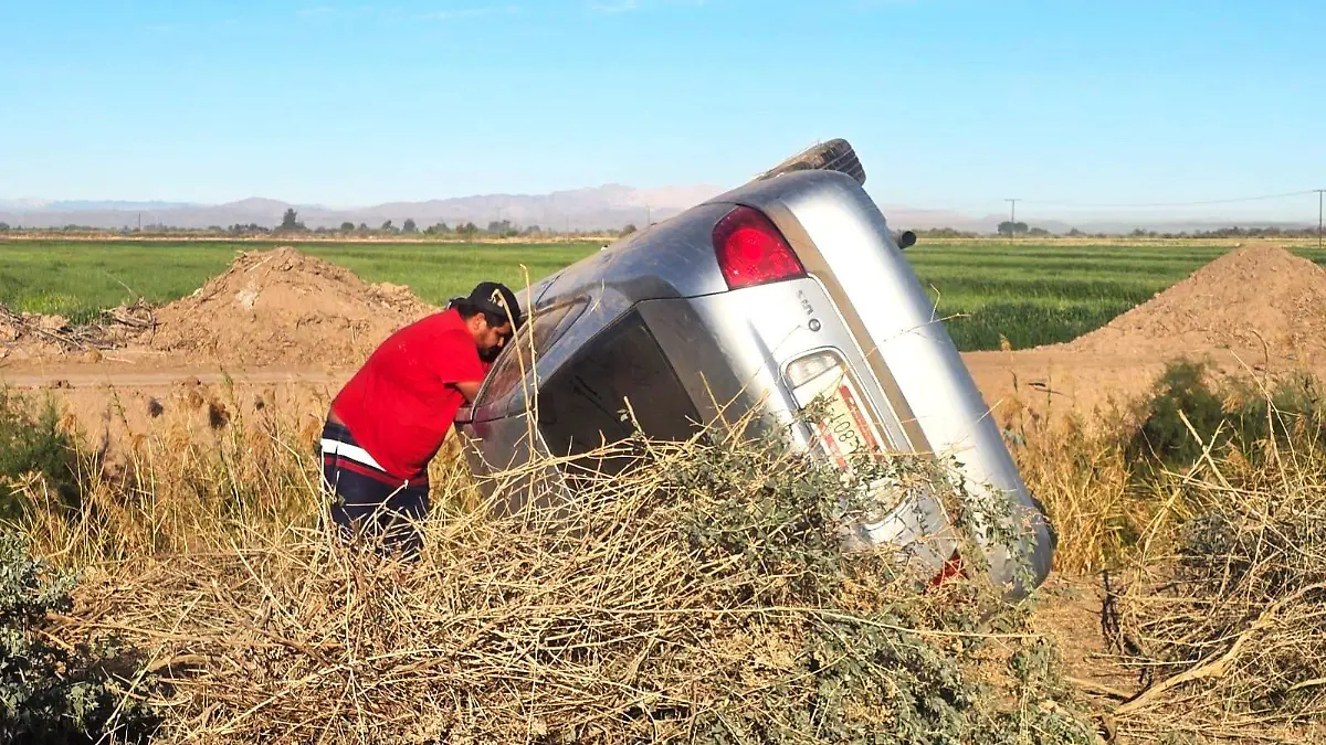 vuelca universitaria en la colonia Nuevo León