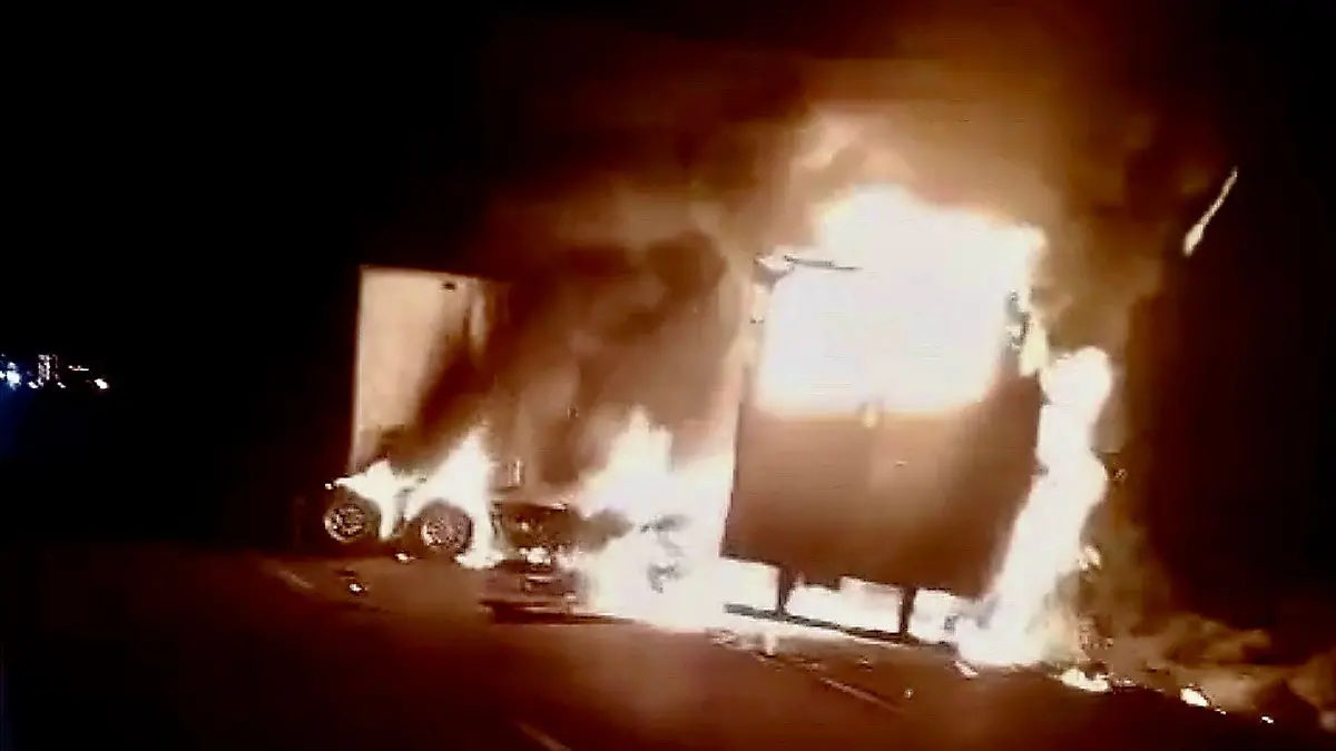 CHOCAN Y SE INCENDIAN