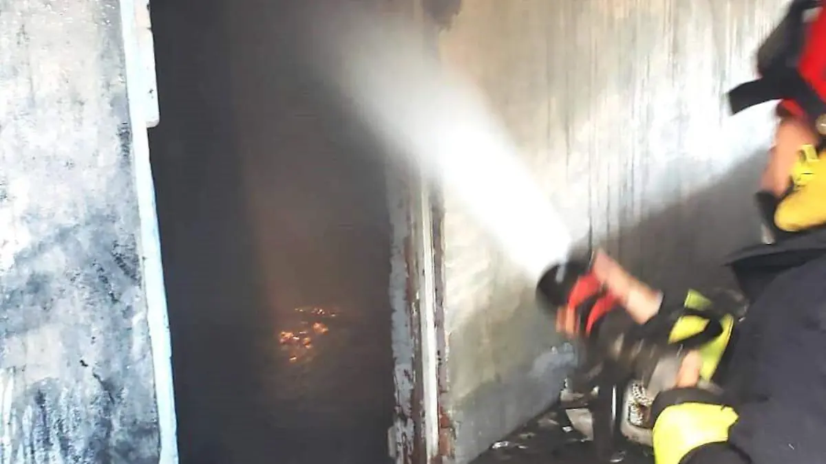Combaten incendio en cuartería del valle