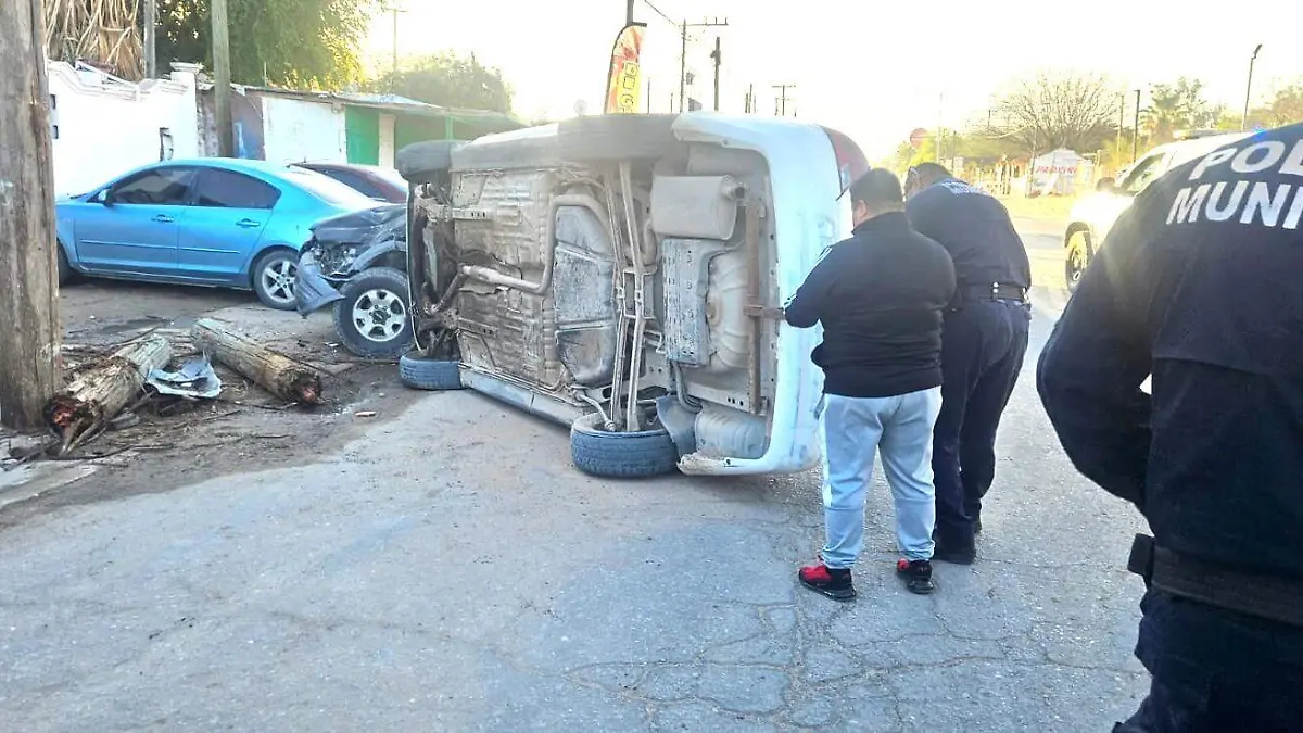Vuelca tras chocar poste y camioneta