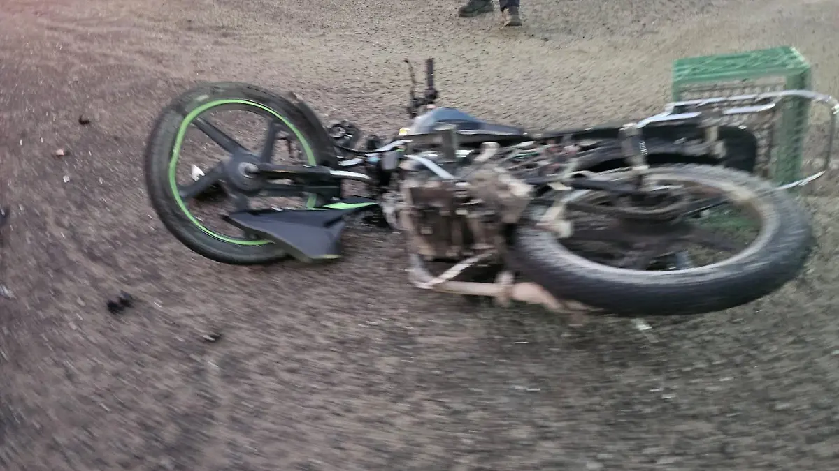 Motociclista lesionado al chocar contra auto