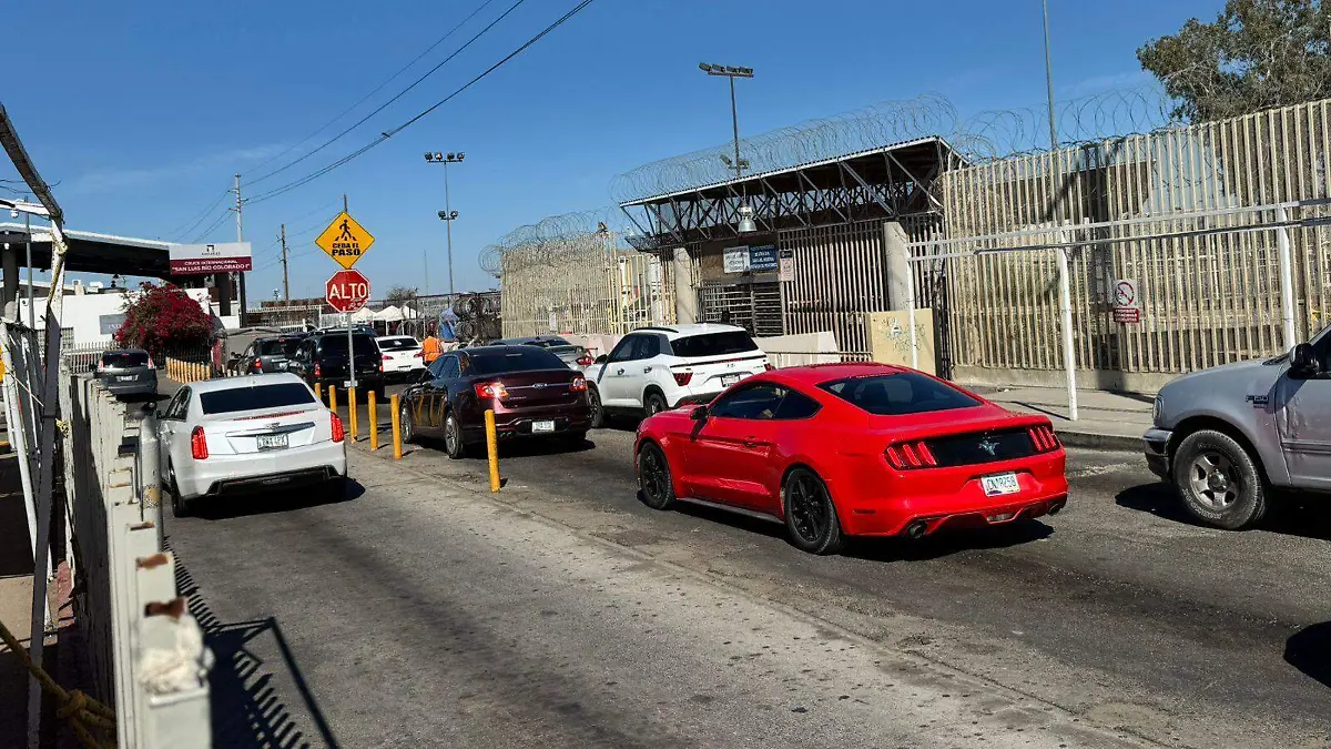 Aumentó el cruce de vehículos y personas a San Luis, Arozona VF (1)