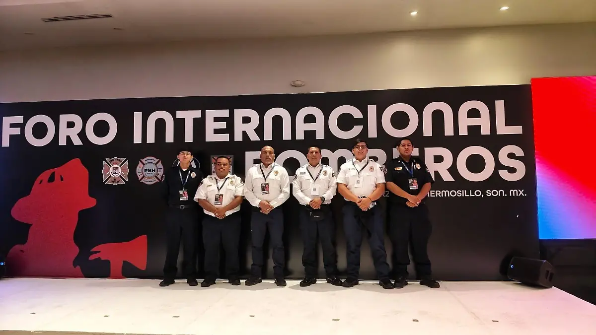 Seis bomberos en capacitación