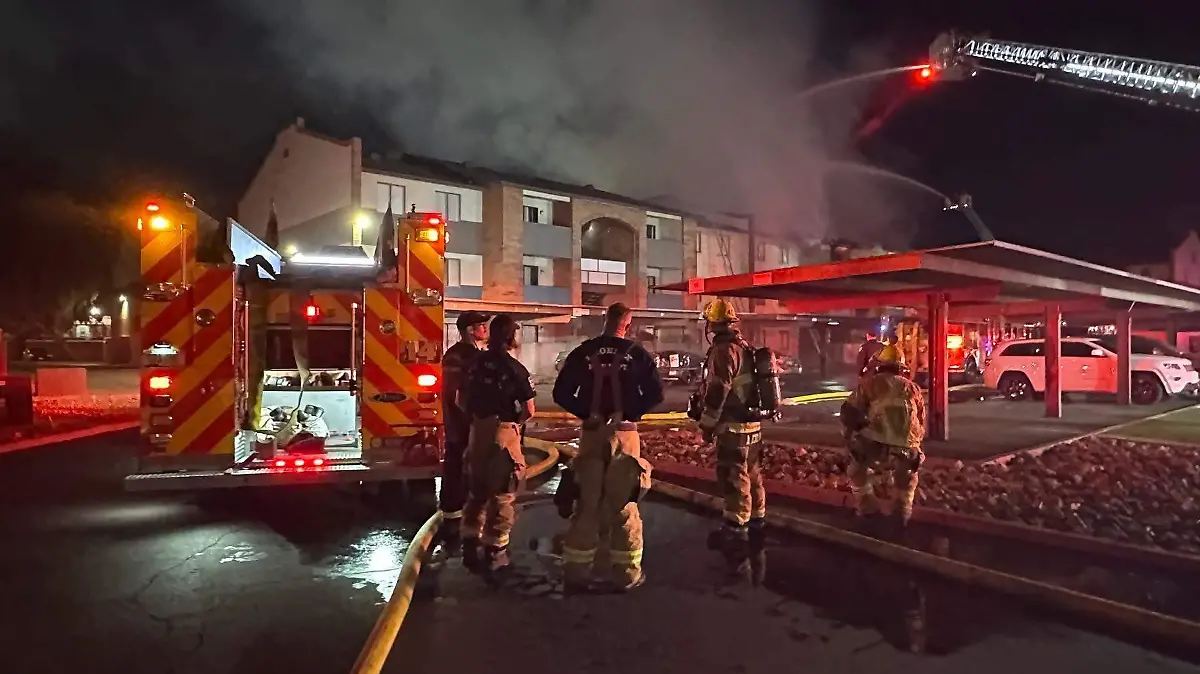 Voraz incendio consume 20 departamentos y deja a 30 personas desplazadas en Phoenix