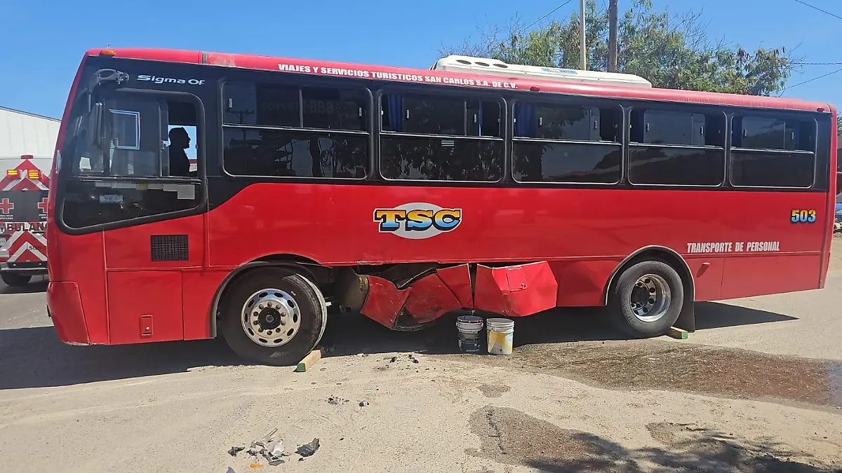 Soete lesionados al ser chocado embestido autobús