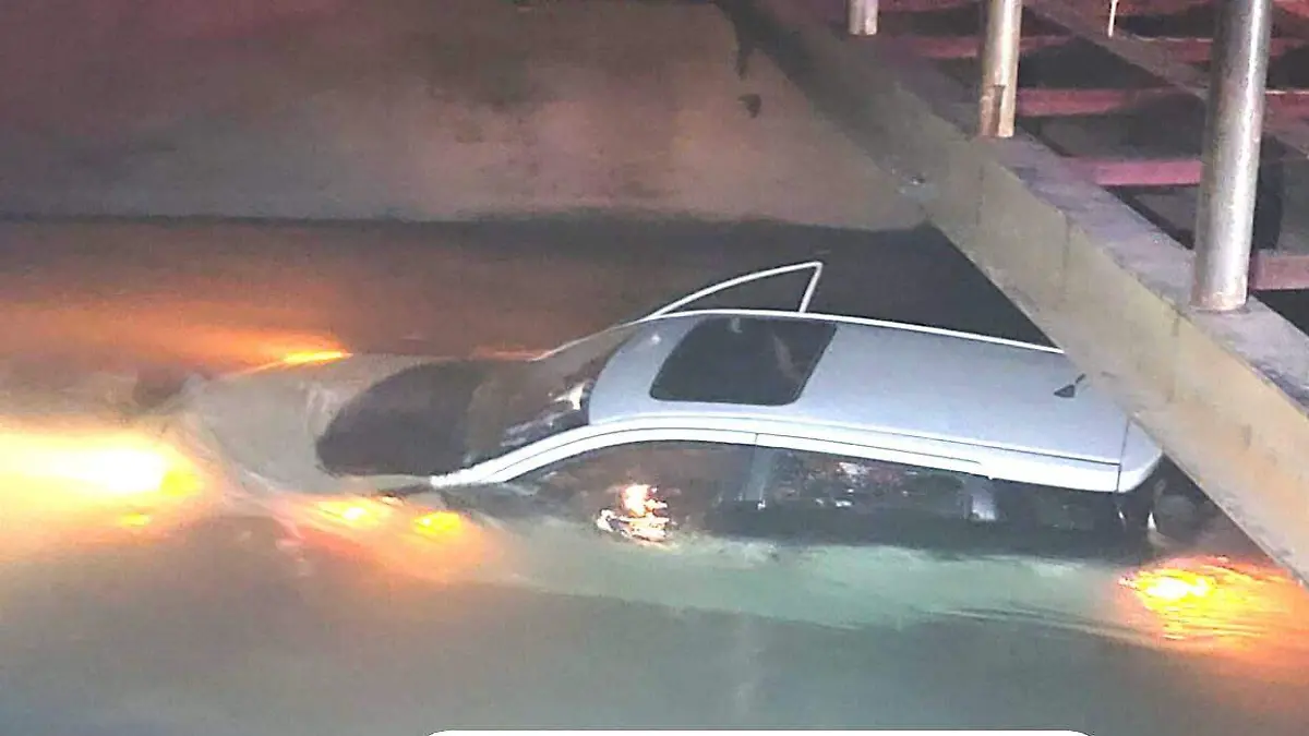 Cae vehículo al canal