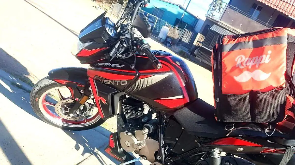 Buscan asaltantes que robaron moto