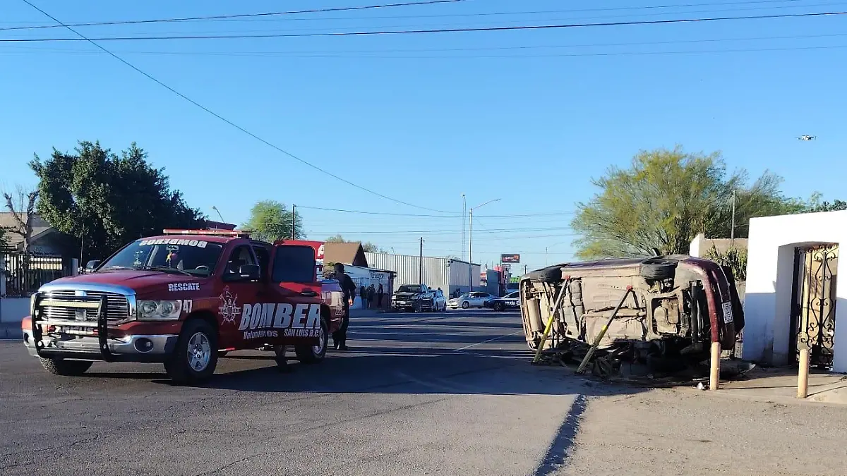 Espectacular volcadura de auto