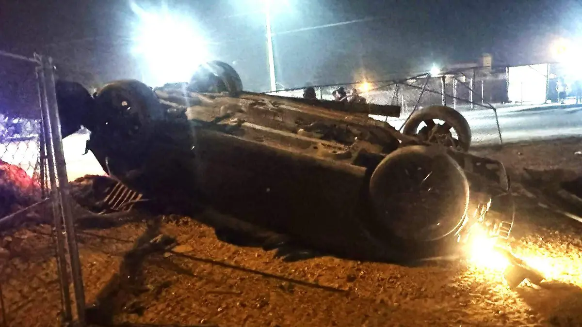 Ileso tras espectacular choque-volcadura