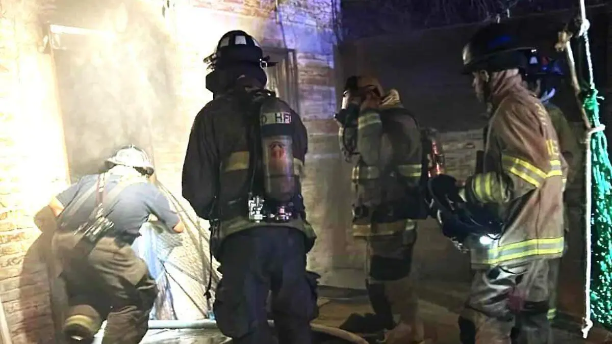 controlan los bomberos incendio en una casa
