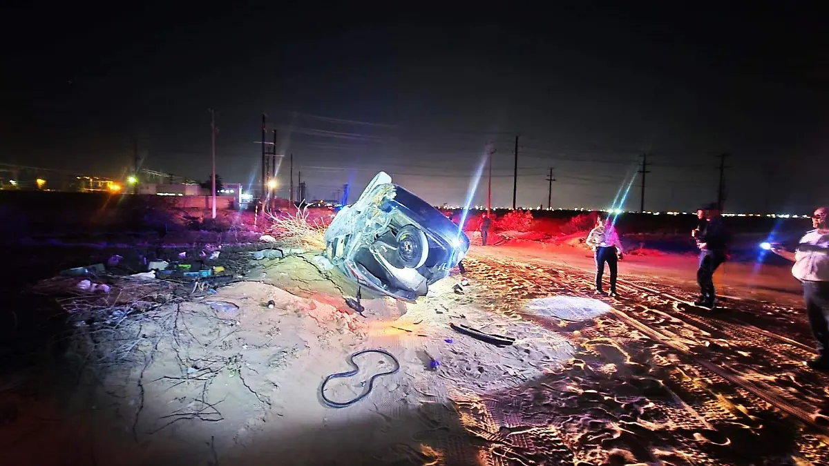 Automovilista choca y vuelca al final de La Jalisco