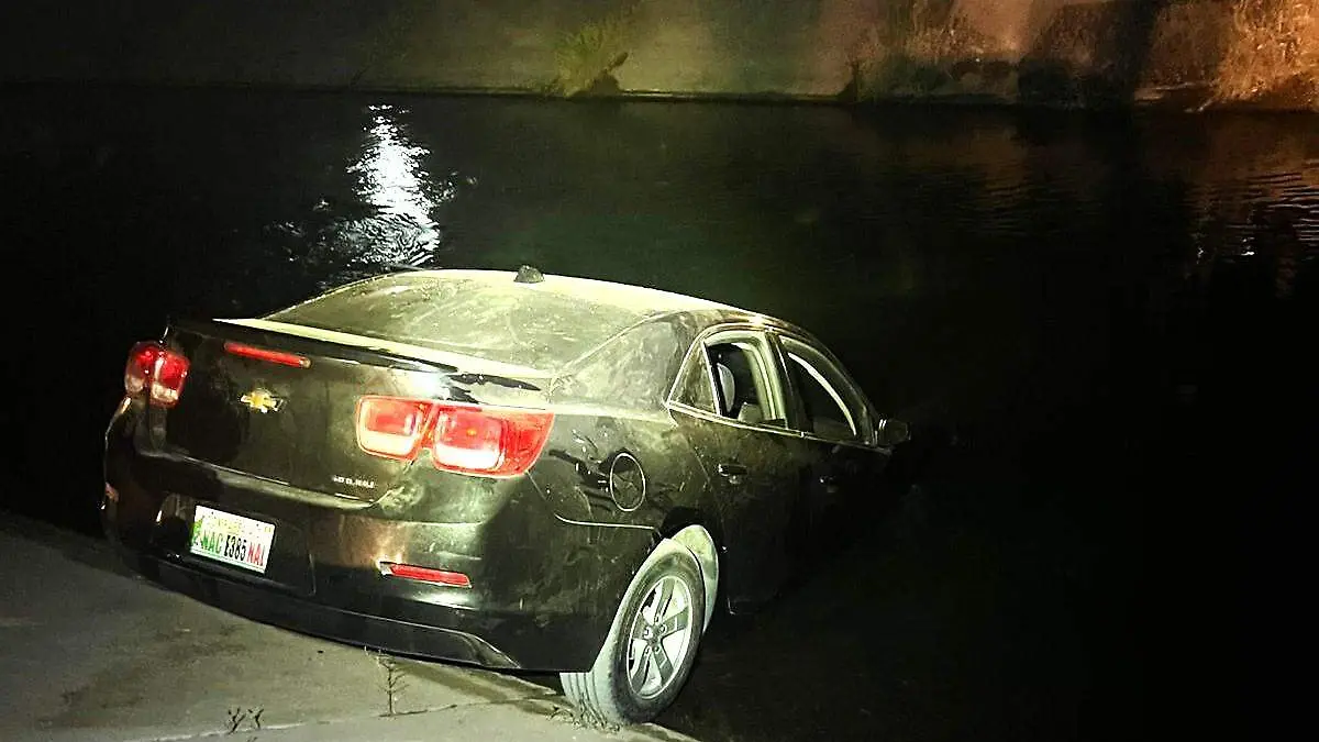 SE DESCUIDA Y CAE AL CANAL