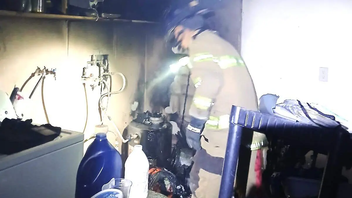 Revisan bomberos area de incendio