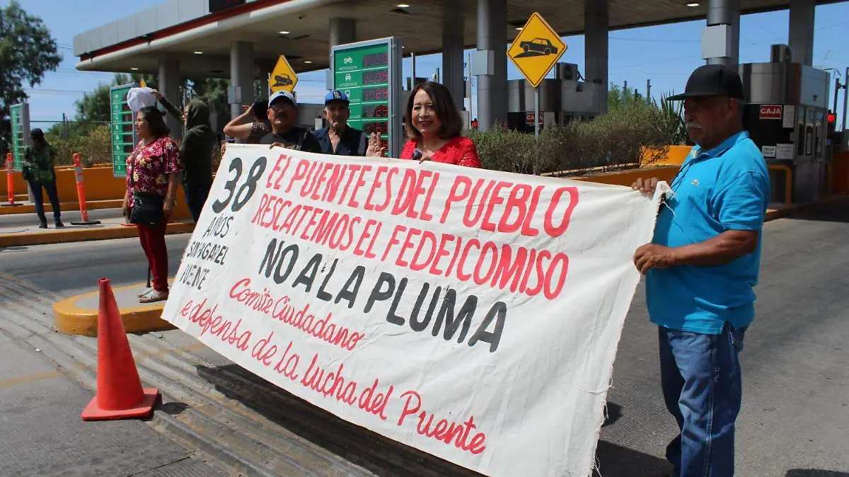 Exigen se quiten las plumas (2)