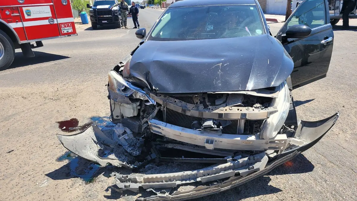 Auto dañado por chocar patrulla