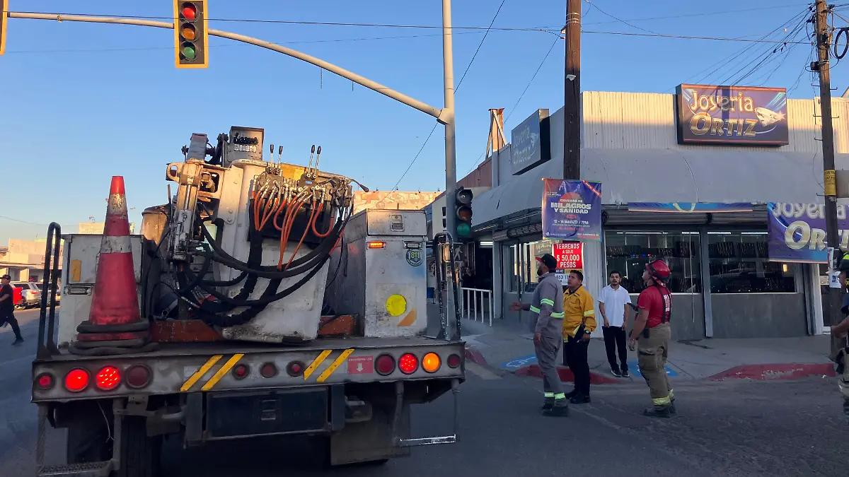 Vandalizan poste de la luz mercurial