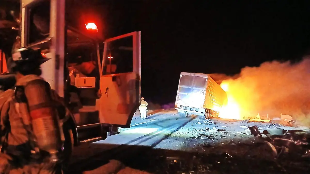 Fatal choque e incendio de tractocamiones