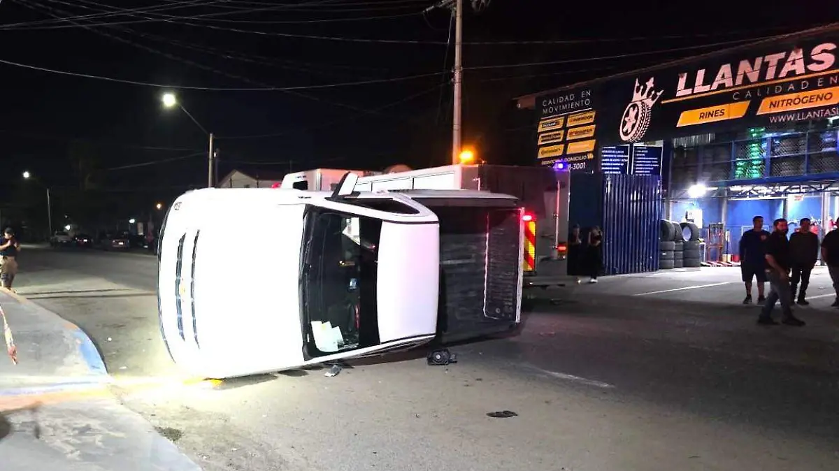 Automovilista lesionada al volcar tras ser chocada