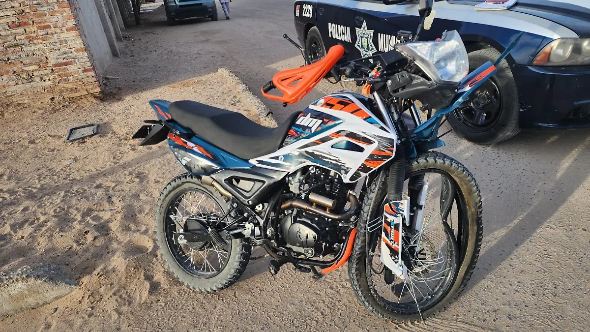 grave motociclista que choó contra auto