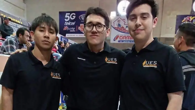Estudiantes de UES participan en robotica (3)