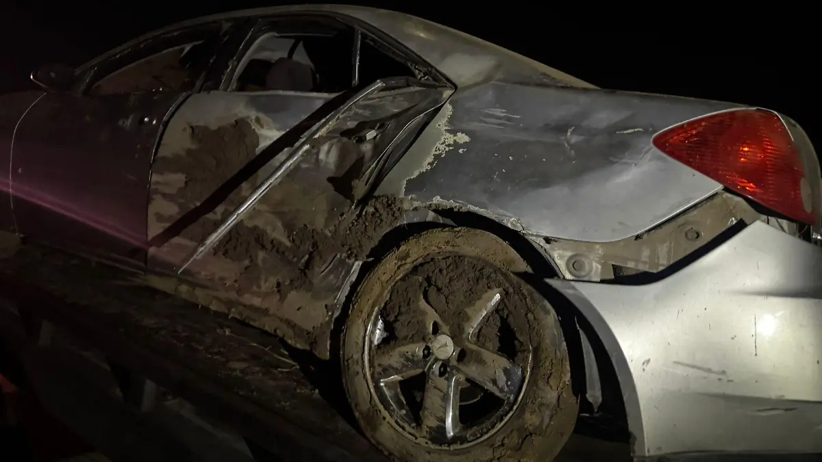 Veloz auto sale de la carretera