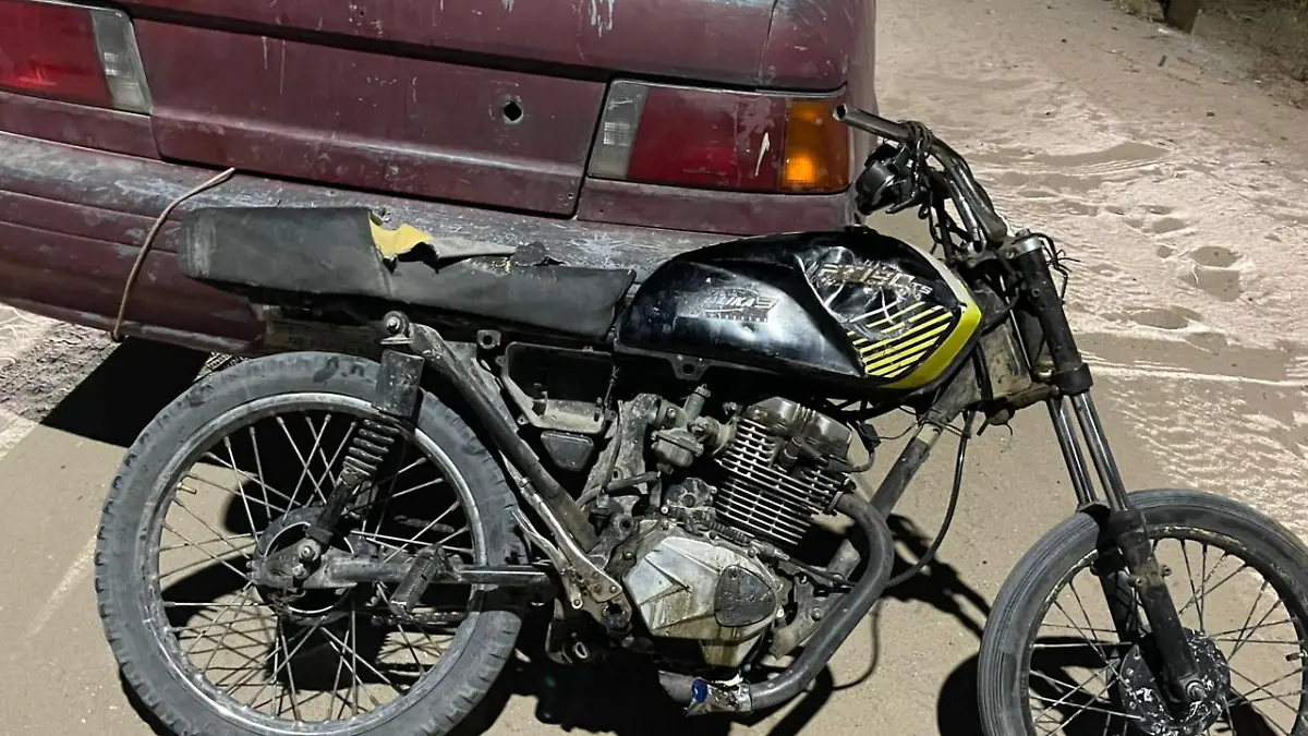 Se estrella otro motociclista contra auto