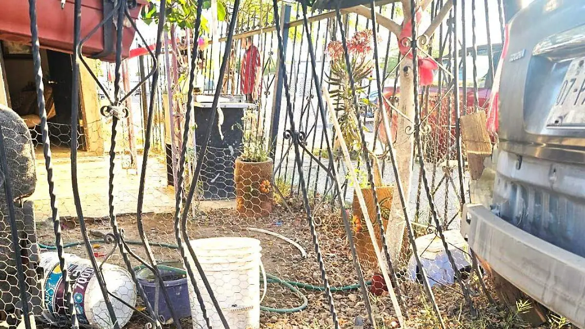 Pierde el control al chocar y daña cerco