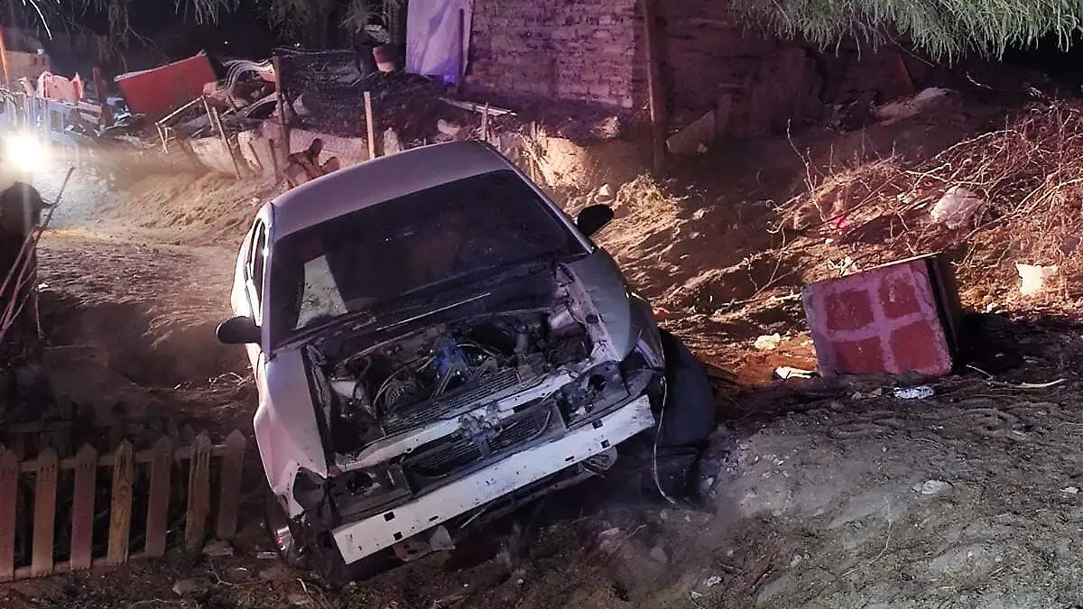 SORPRENDEN AUTOMOVILISTA DANDO VUELTAS EN CIRCULO