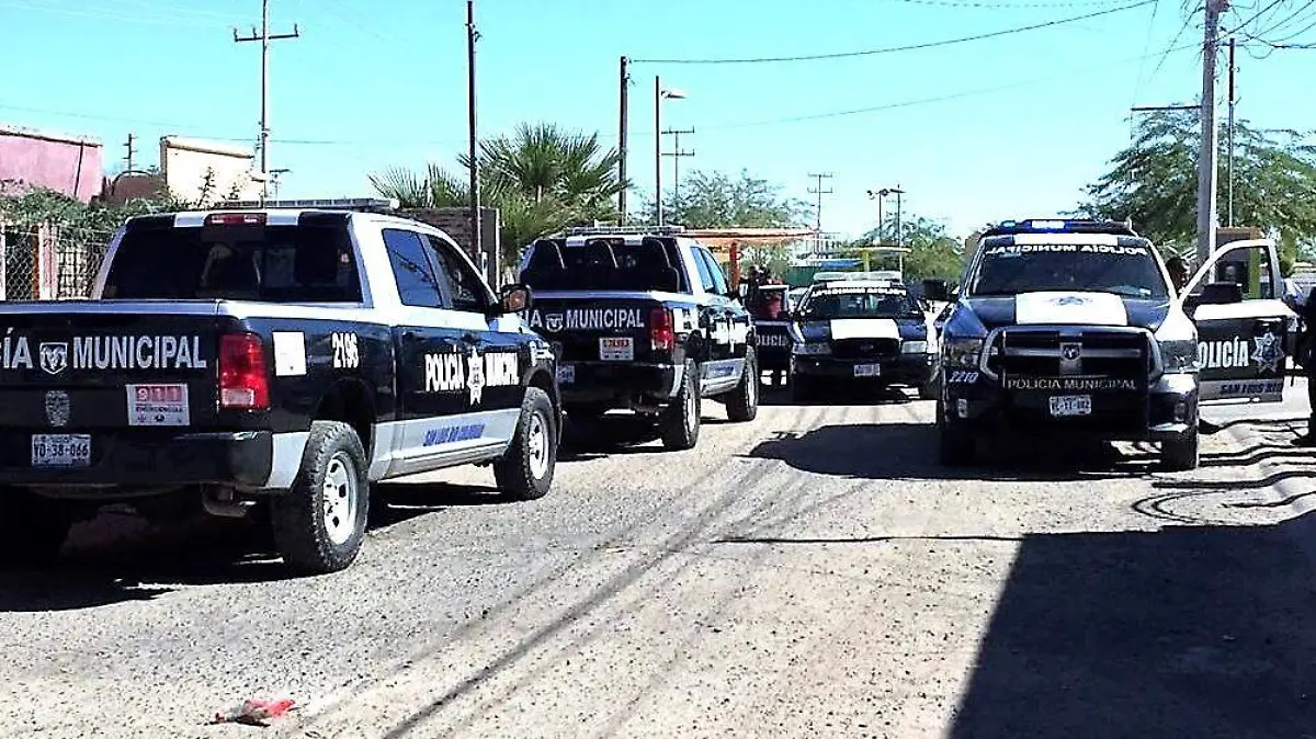 Busca la policía a degenerado que conduce camioneta blanca