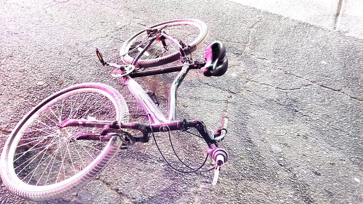 Ciclista lesionada al chocar contra taxi