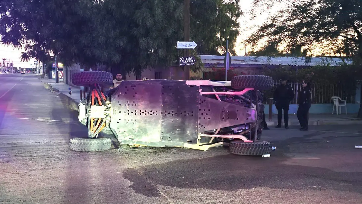 Automovilista ebrio volcó