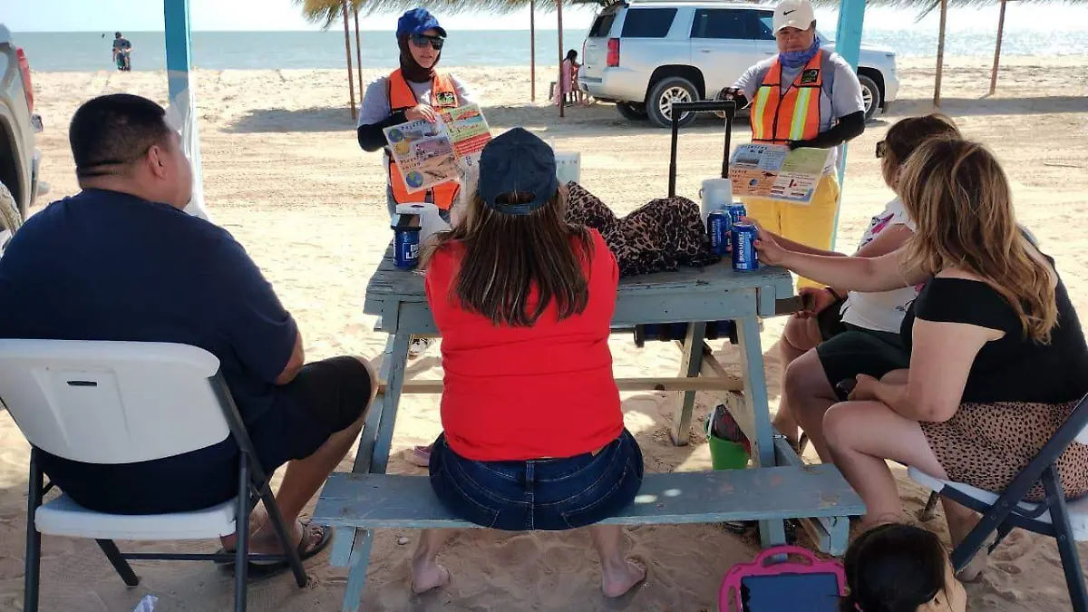 Ambientalistas se acercan a turistas en Golfo (6)