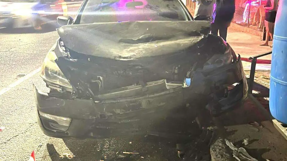 lesionada al estrellarse contra auto estacionado