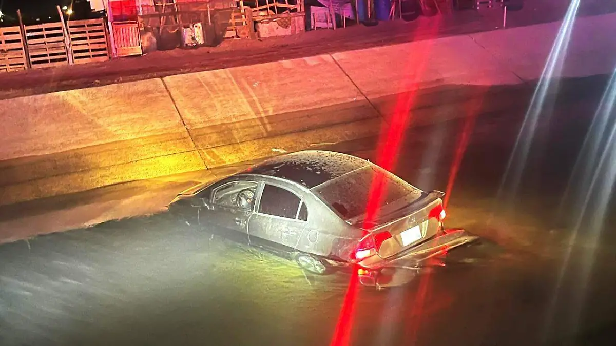 temeraria automovilista cae al canal