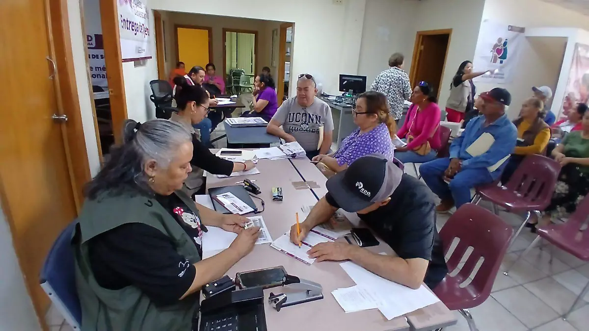 Entrega de tarjetas del Bienestar (2)