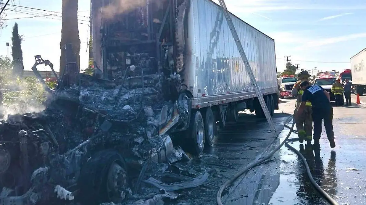 Fuerte incendio destruye tráiler