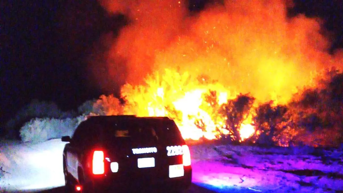 Voraz incendio destruye maleza en un dren