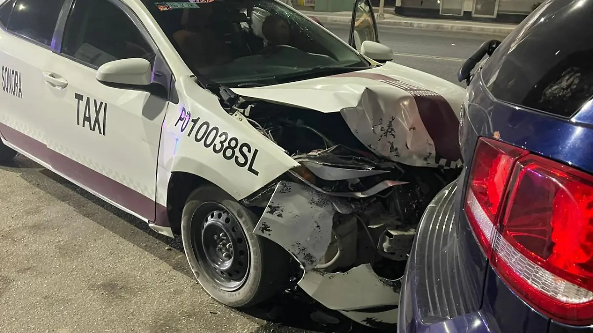 Pierde el control de taxi y choca