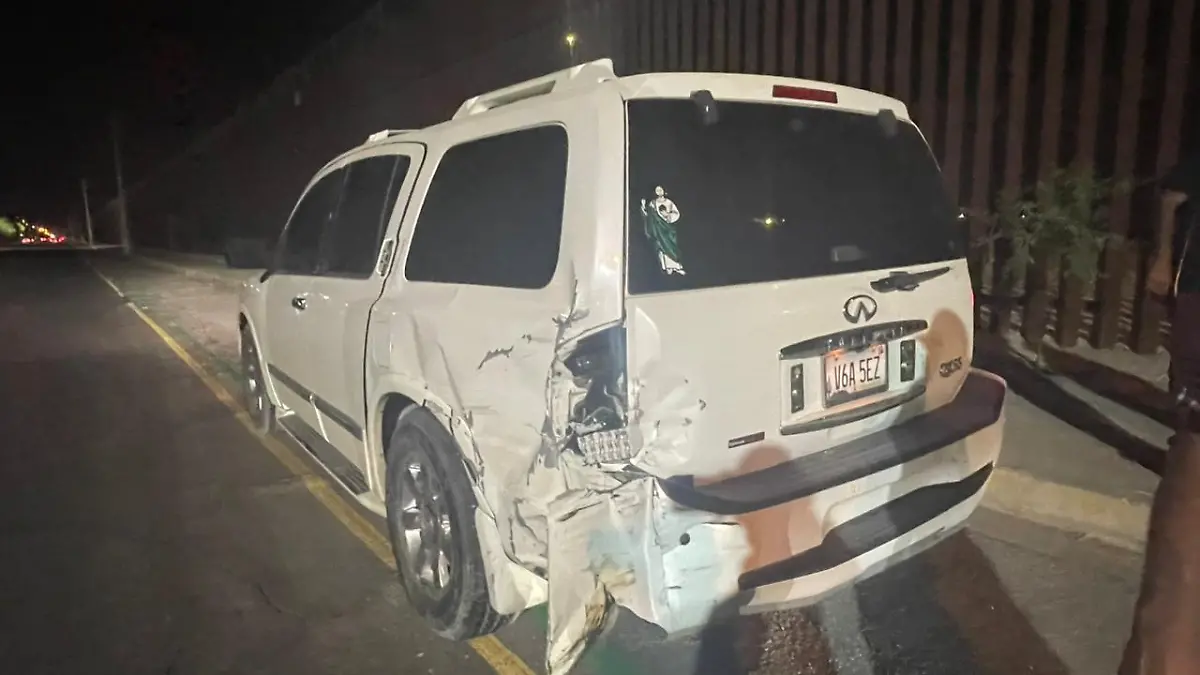 Chocan frente al muro fronterizo