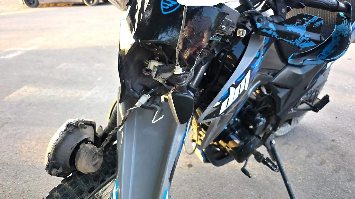 Choca motociclista contra auto que se le atravesó