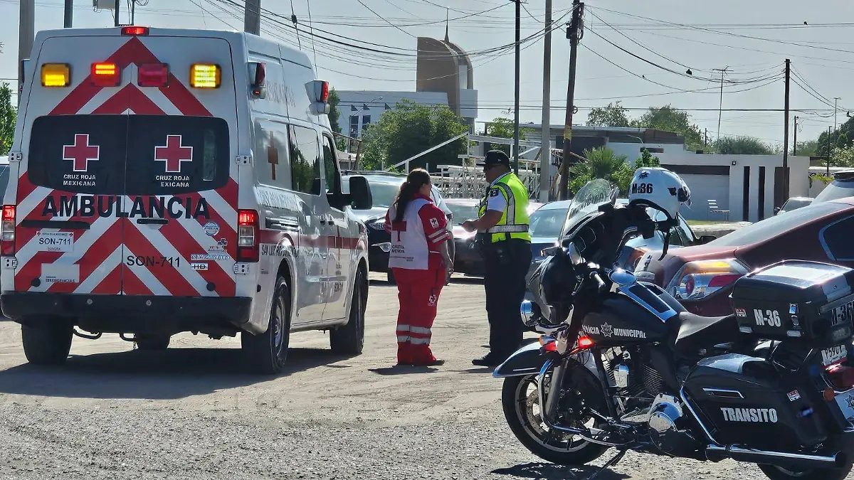 Policía auxilia a menor enfermo