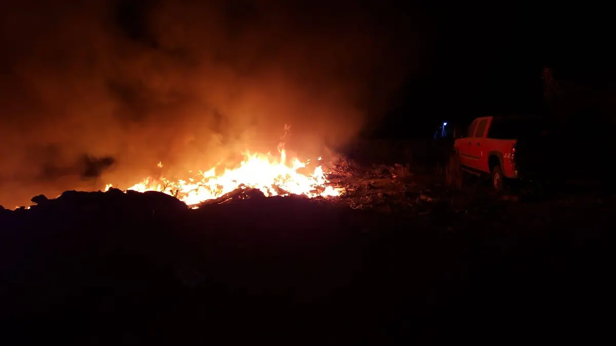 Apagan fuerte incendio de basura los bomberos