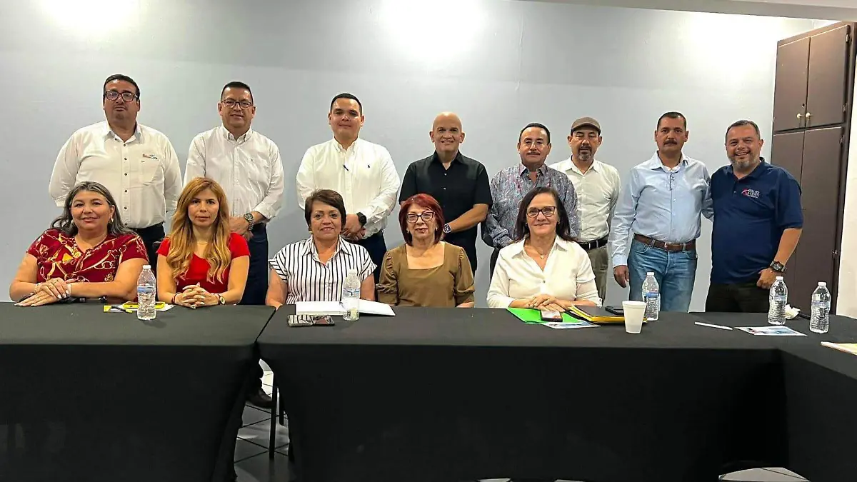 Fiscal habla de programas a socios de canacintra