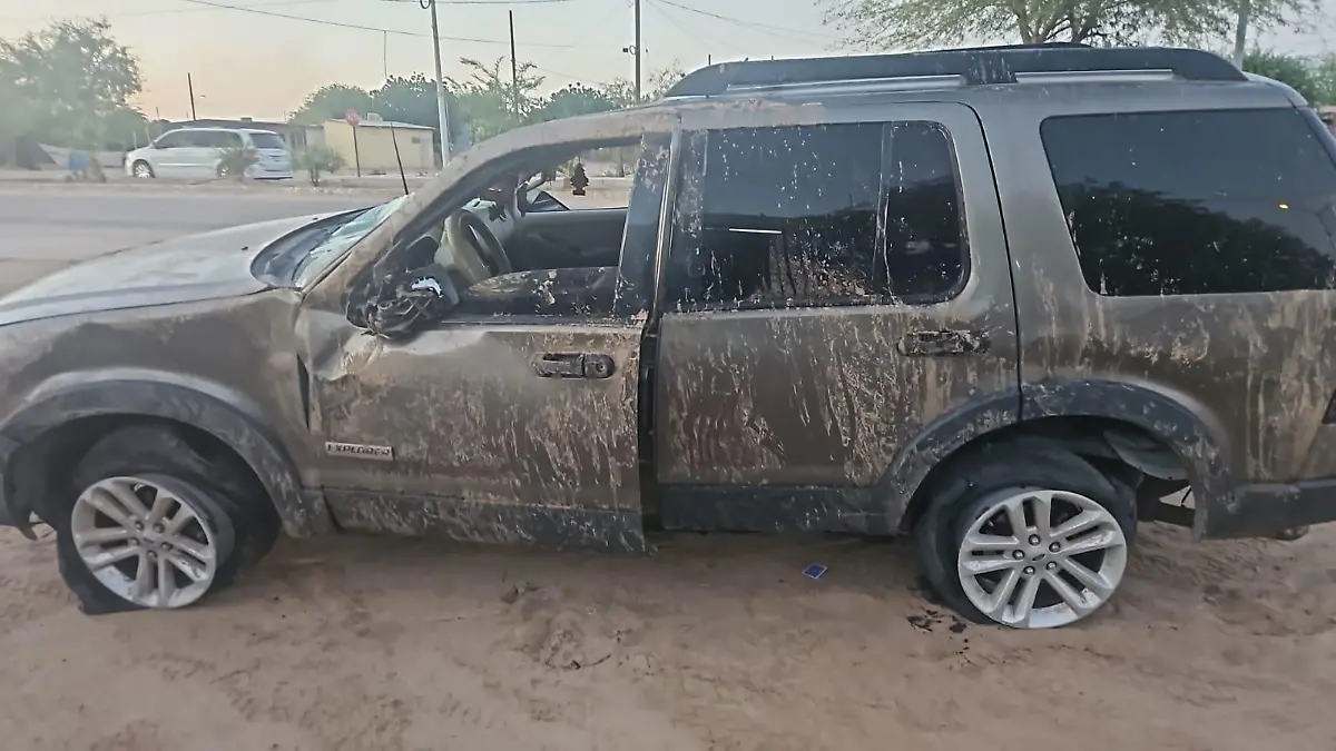 Abandonan vehículo volcado en la playa