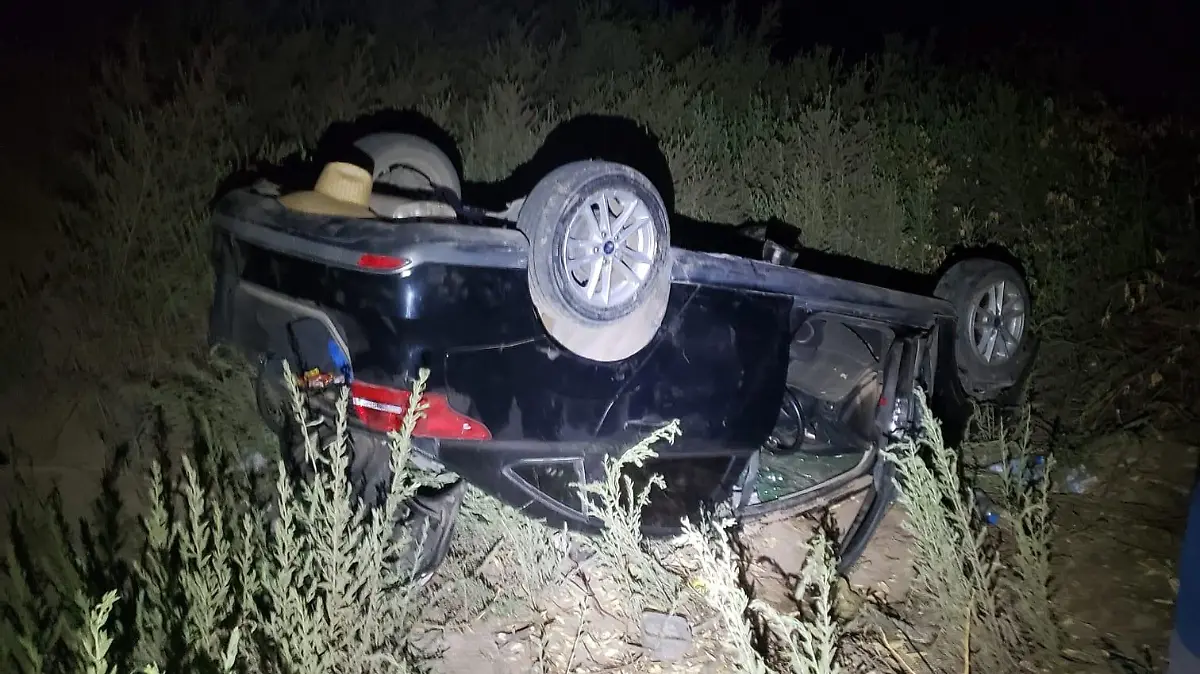 Cae a canal de riego automovilista