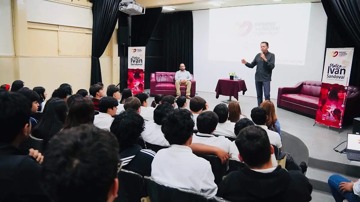 Diálogo de Alcalde con estudiantes de prepa (1)