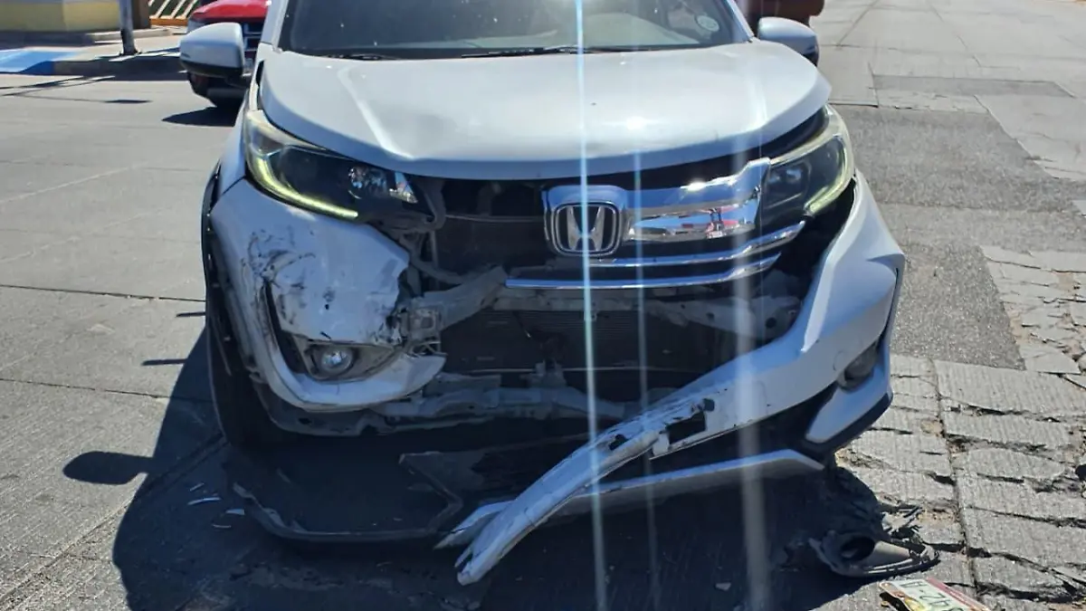 Se estrella contra auto que se le atravesó