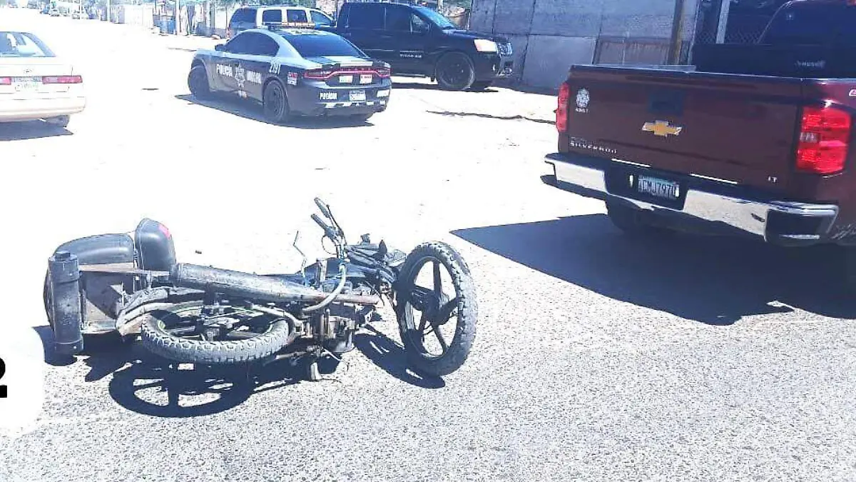 motociclista lesionado al chocar contra auto